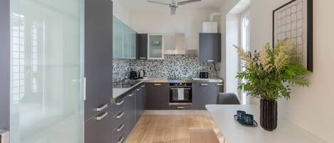 Frigorífico, microondas, horno y lavavajillas