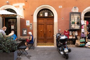 Exterior detail - iFlat | Spanish Steps Blue Apartment (Roma)