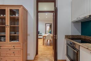 Kjøleskap, ovn, kaffetrakter/tekoker og brødrister