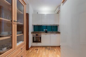 ثلاجة، فرن، ماكينة لصنع القهوة/الشاي، محمصة خبز