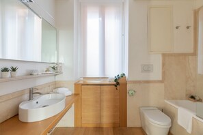 Sèche-cheveux, bidet, serviettes fournies, papier toilette