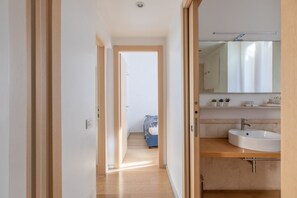 Een haardroger, een bidet, handdoeken