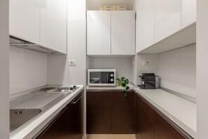 Kühlschrank, Mikrowelle, Wasserkocher mit Kaffee-/Teezubehör