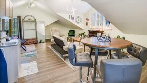 Ein modernes Loft mit Küche, Essbereich und Wohnraum.