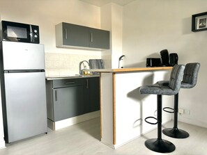 Køleskab, mikrobølgeovn, kogeplade, kaffe-/temaskine