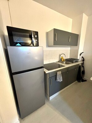 Fridge, microwave, stovetop, coffee/tea maker