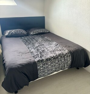 1 bedroom, travel cot, free WiFi, bed sheets