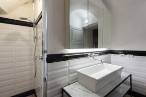Bruser, hårtørrer, bidet, Shampoo