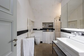 Dusche, Haartrockner, Bidet, Shampoo