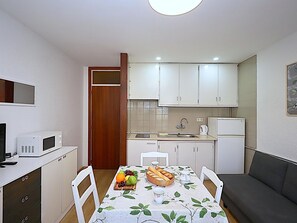 Fridge, microwave, stovetop