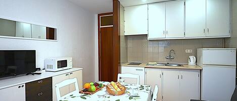 Jääkaappi, mikroaaltouuni, liesi