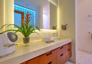 Deluxe Room (3), 1 King Bed | Bathroom | Shower, hair dryer, bidet, towels