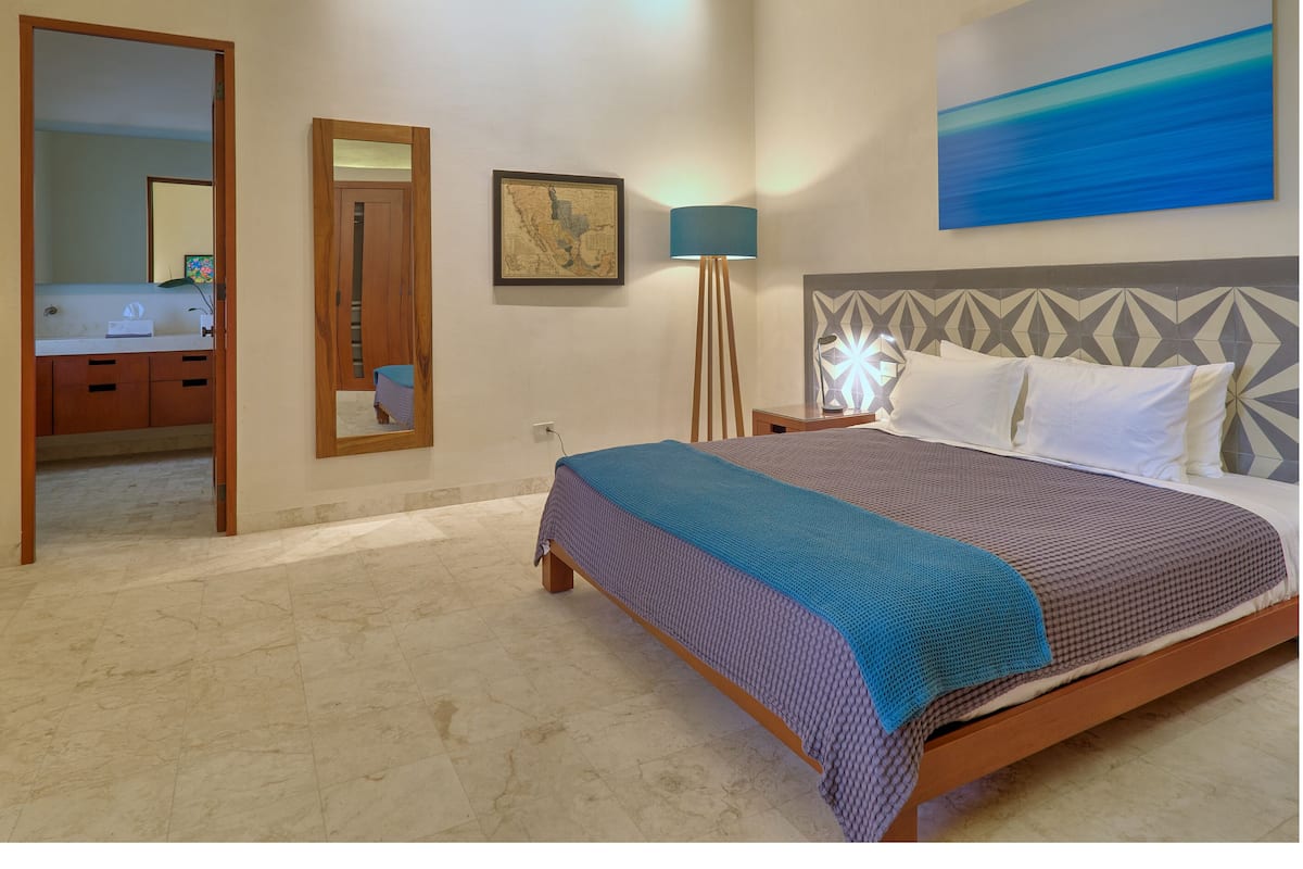 Deluxe Room (2), 1 King Bed | 1 bedroom, Egyptian cotton sheets, premium bedding, free minibar