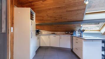 JÀÀkaappi, mikroaaltouuni, uuni, kahvin-/teenkeitin