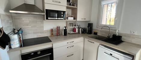 ثلاجة، ميكروويف، فرن، موقد طهي مسطح