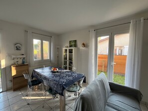 Dining - Family-Friendly Retreat in Serene Gujan Mestras with Garden & Nearby Attractions (Gujan-Mestras)