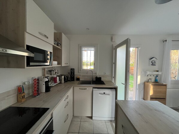 Een koelkast, een microgolfoven, een oven, een kookplaat