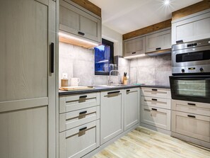 Fridge, microwave, oven, stovetop - Spacious chalet in resort center, 10 people, pets allowed (La Plagne 1800)
