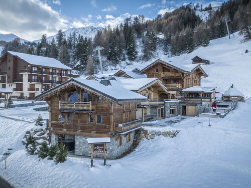 Luxurious 7-bed chalet with jacuzzi and sauna, near chairlift