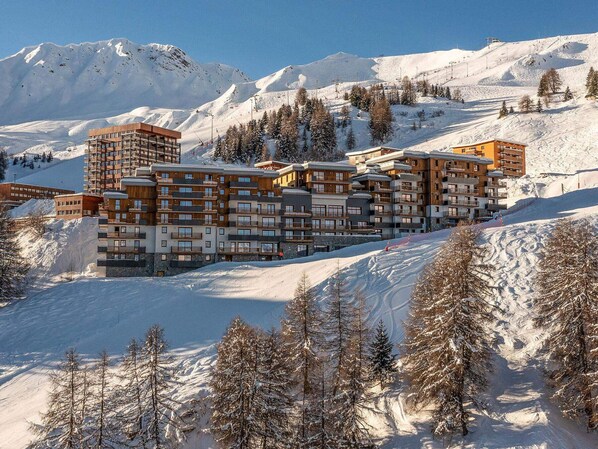 Exterior - Spacious apartment with direct ski-in/ski-out and Mont Blanc view (La Plagne)