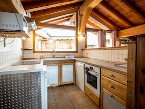 Kühlschrank, Mikrowelle, Geschirrspüler, Kochgeschirr/Geschirr/Besteck