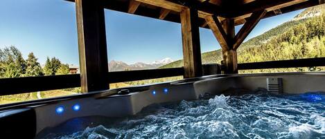 Bañera de hidromasaje al aire libre