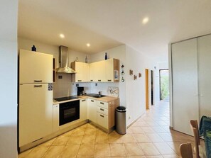 Refrigerador, microondas, horno y cafetera y tetera 