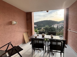 Outdoor dining - Cap Esterel 1 Bedroom for 4 with Pool Access (Saint-Raphaël)