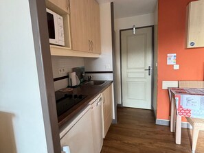 Fridge, microwave, dishwasher - Cap Esterel 1 Bedroom for 4 with Pool Access (Saint-Raphaël)