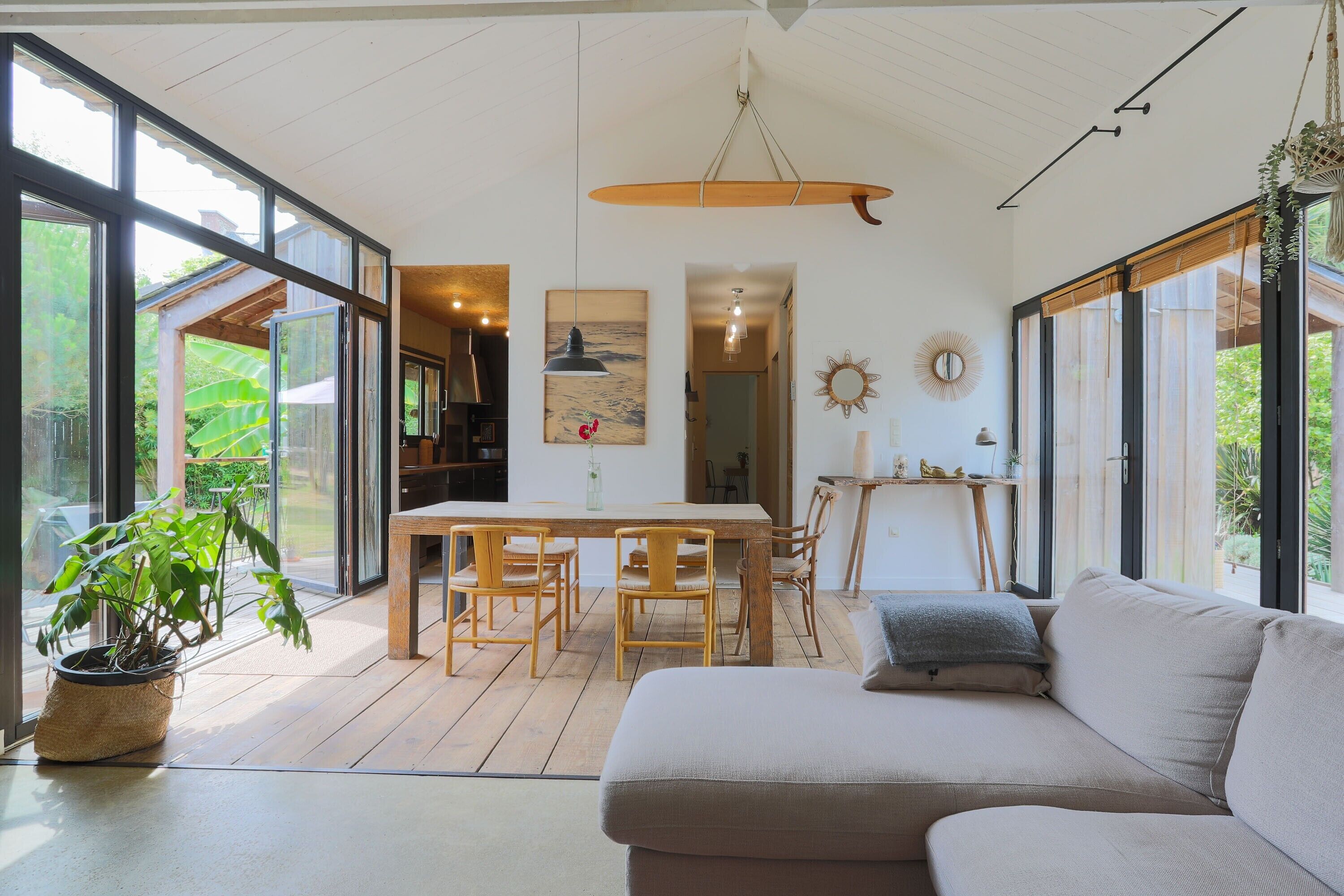 Een televisie en een open haard