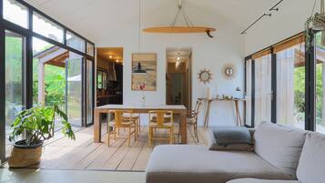 Een televisie en een open haard