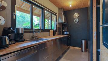 Een koelkast, een magnetron, een oven, een kookplaat