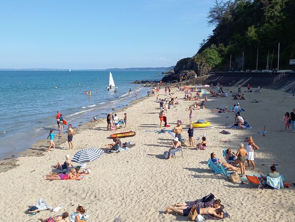 Una playa cerca