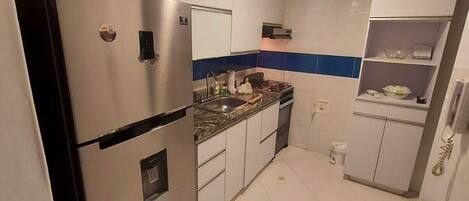 KĂŒhlschrank, Ofen, Herdplatte, Mixer