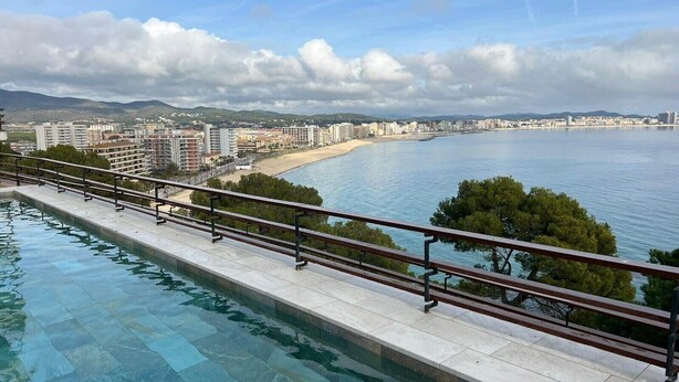A swimming pool with a view of a beach and buildings. - Apartment 'Eden Mar Calonge Girona' with Sea View, Shared Pool and Air Conditioning (Calonge)