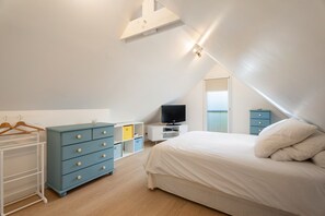 1 bedroom, free WiFi, bed sheets - Cottage 'Grand Gîte Sable D' Or 600m Plage' with Private Terrace and Wi-Fi (Plurien)