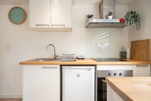 Réfrigérateur, micro-ondes, plaque de cuisson, cafetière/bouilloire