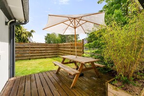 Outdoor dining - Cottage 'Grand Gîte Sable D' Or 600m Plage' with Private Terrace and Wi-Fi (Plurien)