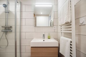 Douche, sĂšche-cheveux, serviettes fournies