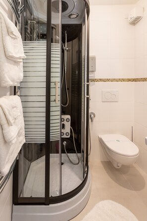 Douche, sèche-cheveux, serviettes fournies