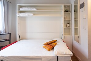 Tabla de planchar con plancha, wifi gratis y ropa de cama 