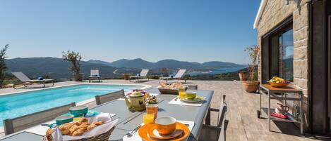 屋外ダイニングエリア