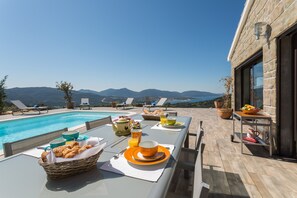 Outdoor dining - Villa 'Kalliste' with Sea View, Wi-Fi and Air Conditioning (Olmeto)