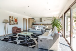 TV - Villa 'Kalliste' with Sea View, Wi-Fi and Air Conditioning (Olmeto)