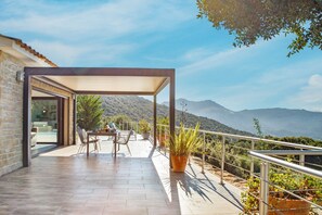 Outdoor dining - Villa 'Kalliste' with Sea View, Wi-Fi and Air Conditioning (Olmeto)