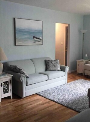 TV, DVD player, books, video library - Perfect lakehouse getaway
 (Coloma)