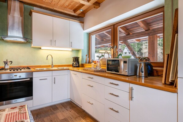 Kjøleskap, mikrobølgeovn, ovn og kokeplater