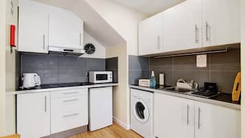 Jääkaappi, mikroaaltouuni, liesi, kahvin-/teenkeitin