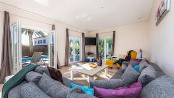 Fernseher, DVD-Player, Stereoanlage