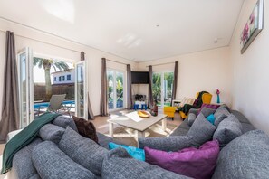 Una televisión, un reproductor de DVD, un reproductor estéreo